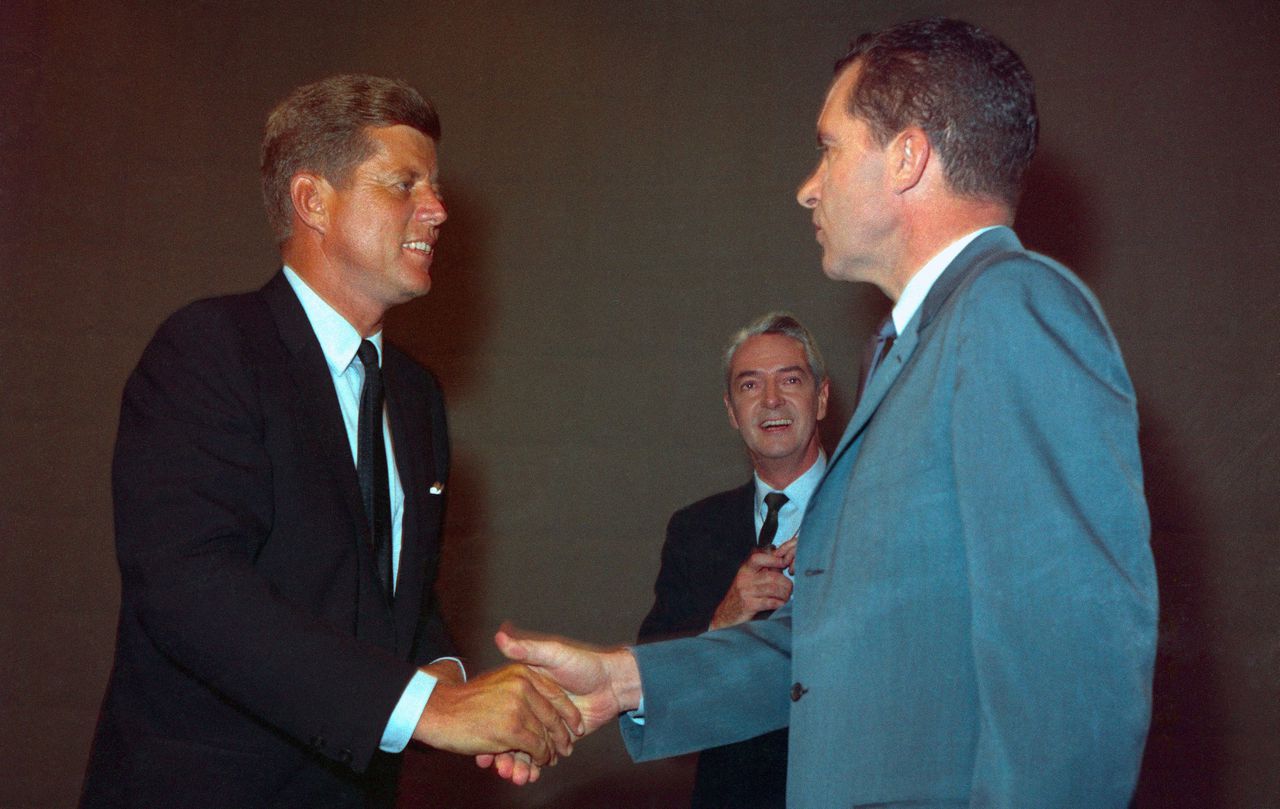 Presidentskandidaat John F. Kennedy en Vice-precident Richard Nixon voorafgaand aan het eerste televisiedebat, 26 september 1960.