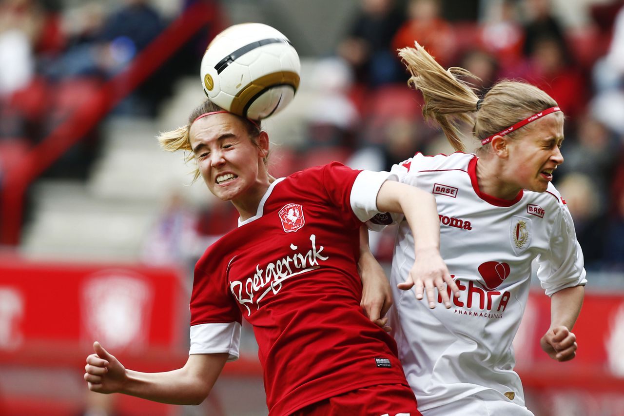 Standard Luik en FC Twente streden vorig jaar om het kampioenschap in de BeNe League. De vrouwenvoetbalcompetitie van België en Nederland houdt volgend seizoen op te bestaan.