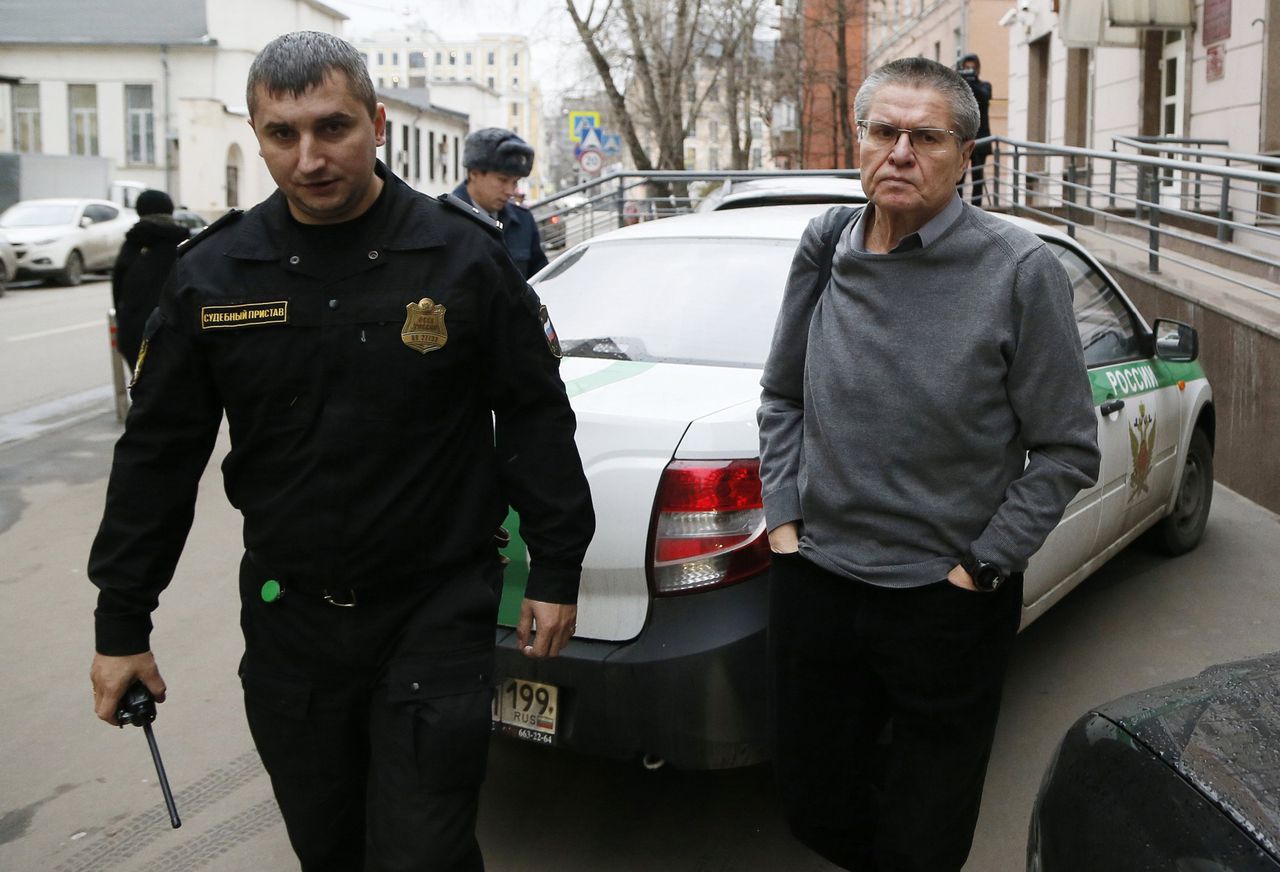 Voormalig minister Aleksej Oeljoekajev (rechts) komt op 22 november aan bij de rechtbank.