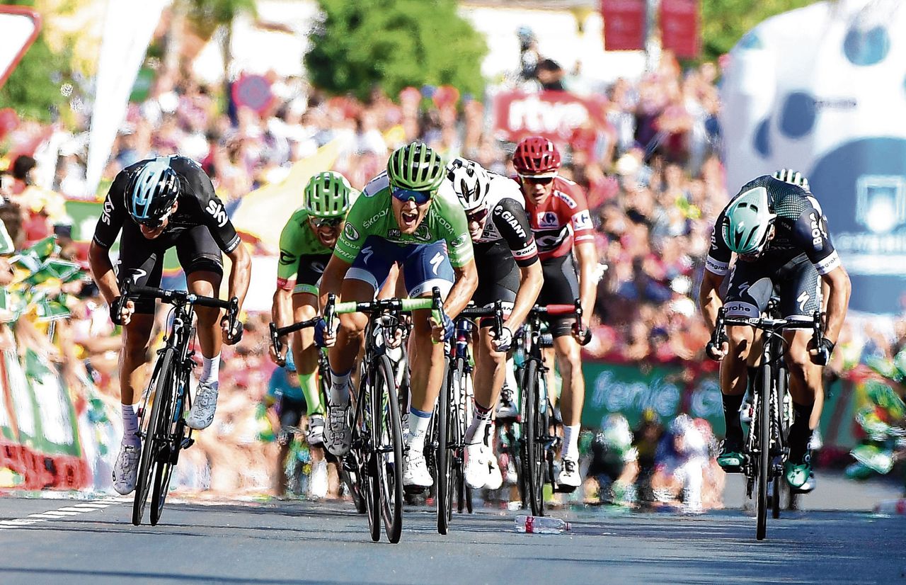 Matteo Trentin komt als winnaar over de finish tijdens de dertiende etappe van de Vuelta.