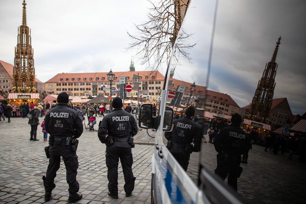 Politie-agenten bewaken een kerstmarkt in Neurenberg.