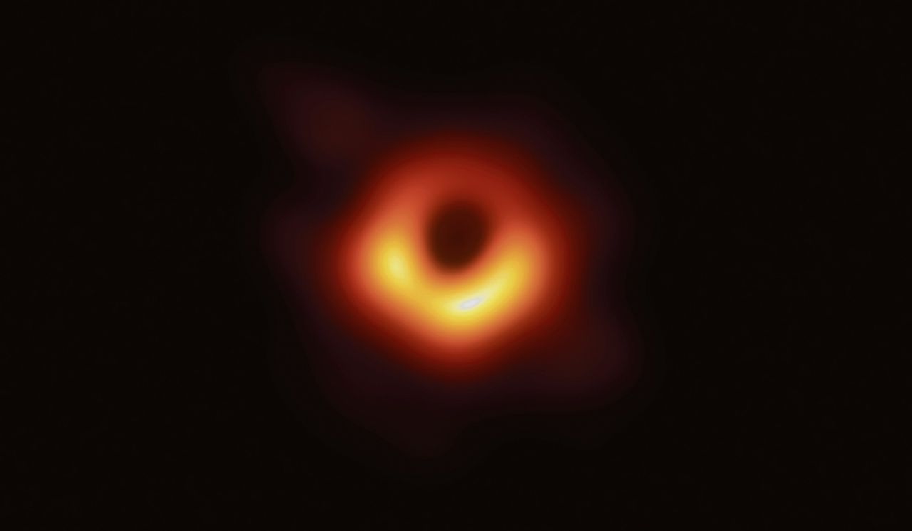 De schaduw van het zwarte gat in sterrenstelsel M87.
