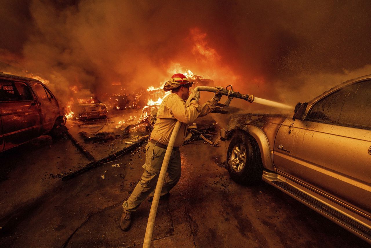 Een brandweerman probeert de Eaton-brand in het Californische Altadena te bestrijden. Het aantal doden door de aanhoudende branden in de Amerikaanse stad Los Angeles liep donderdagavond op tot tien. De twee grootste van de vijf branden die in de stad woeden hebben deze week meer dan 10.000 huizen en gebouwen verwoest.