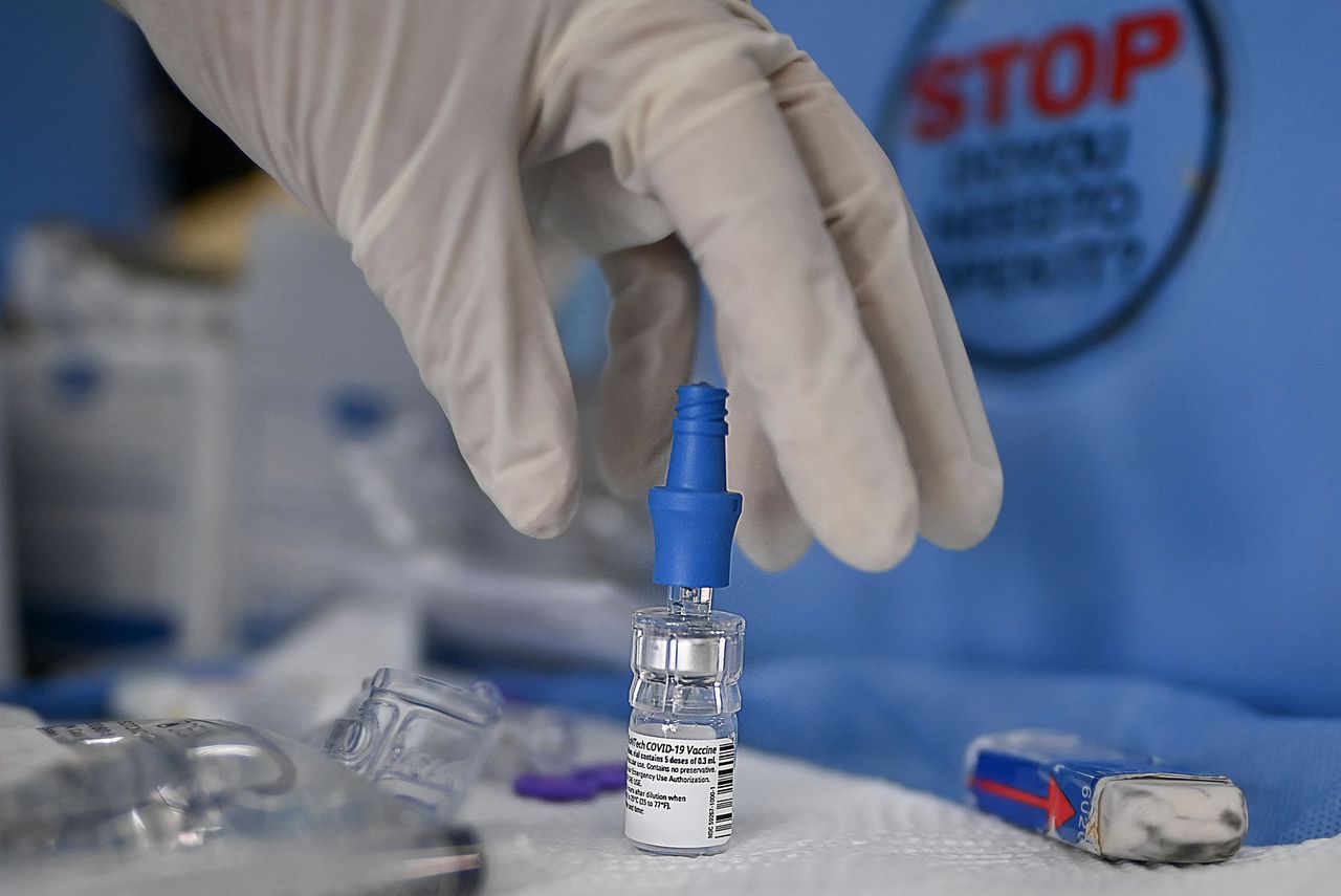 Gezondheidsmedewerker bereidt een dosis van het Pfizer-vaccin voor in Panama.