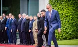 At their first meeting, Merz gives the birth-earing of Trumps grandfather as a gift: ‘He was also called Friedrich’