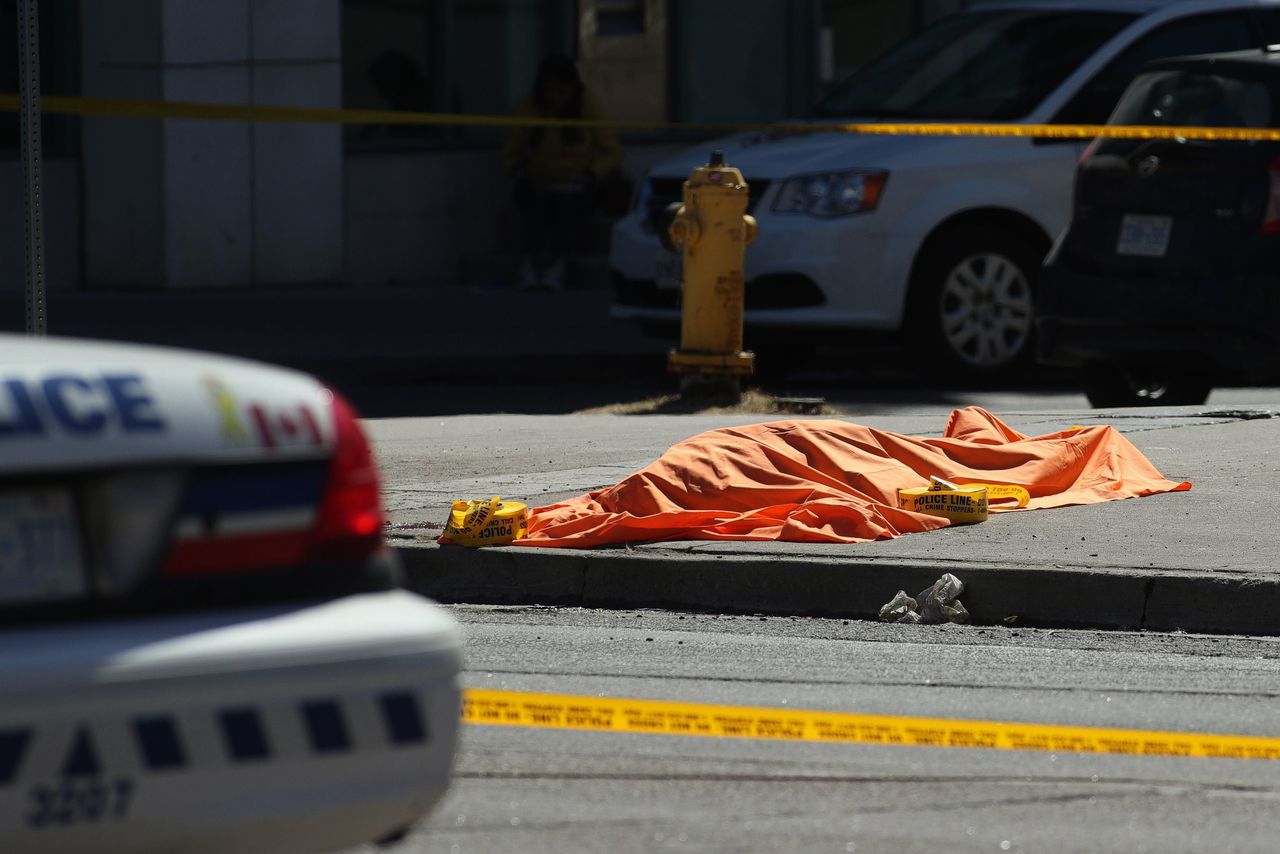 Busje rijdt in op voetgangers Toronto: tien doden 