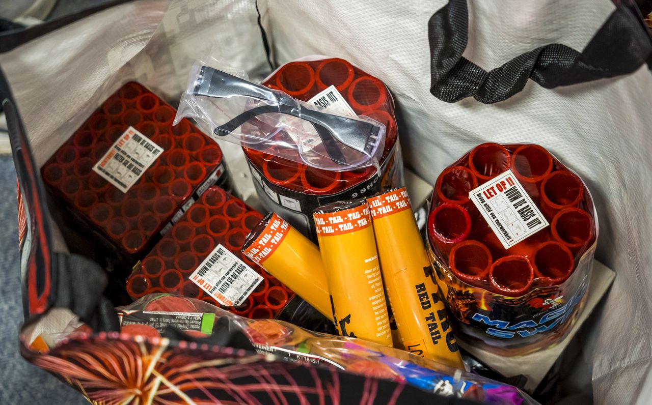 2.500 kilo illegaal vuurwerk in Hendrik-Ido-Ambacht, ook legale verkoop van start 