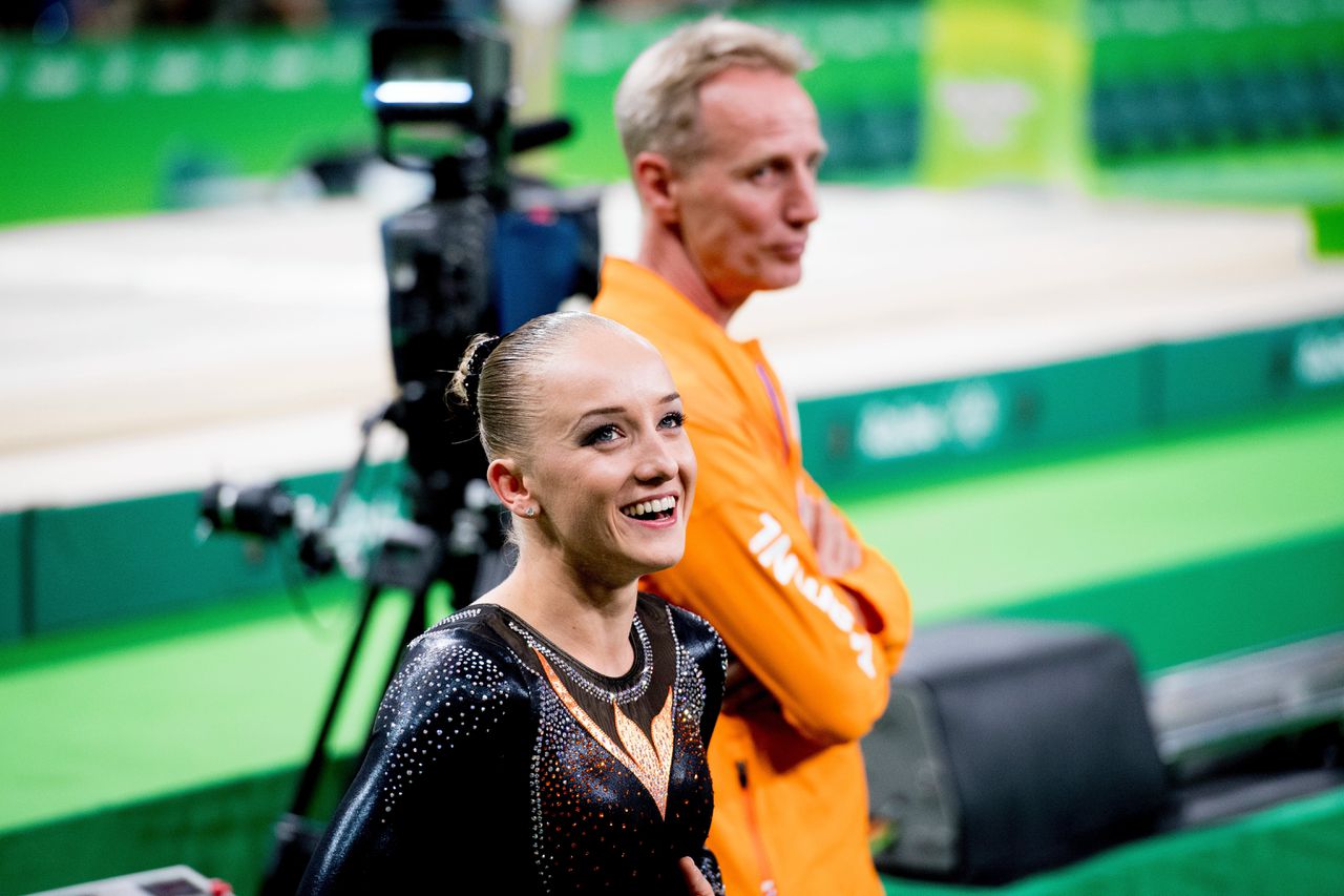 Olympisch kampioen op de balk Sanne Wevers en haar vader, bondstrainer Vincent Wevers.