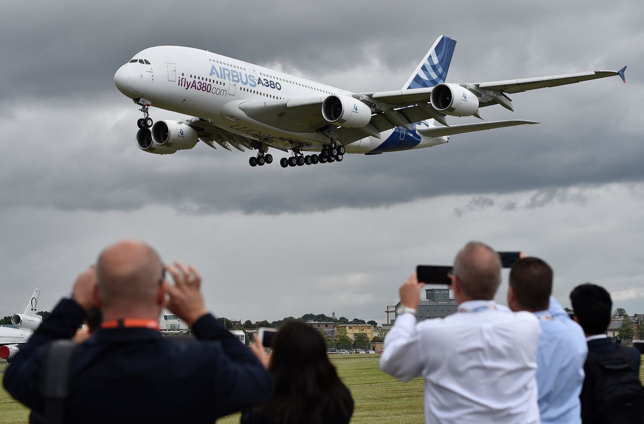 Door de coronacrisis is vraag naar nieuwe vliegtuigen zoals de A380 van Airbus opgedroogd; al lopende bestellingen zijn verlaagd of geannuleerd.