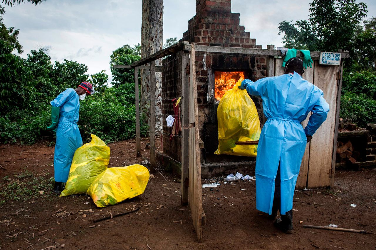 Gezondheidswerkers verbranden medisch afval dat in contact is gekomen met patiënten die besmet zijn met het ebolavirus.