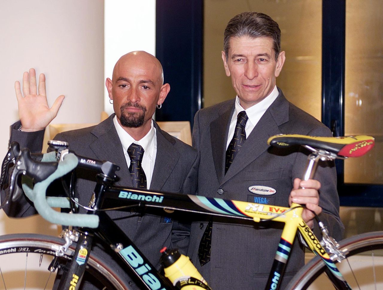 Rechts op de foto de wielerlegende Felice Gimondi, naast de inmiddels overleden Marco Pantani.