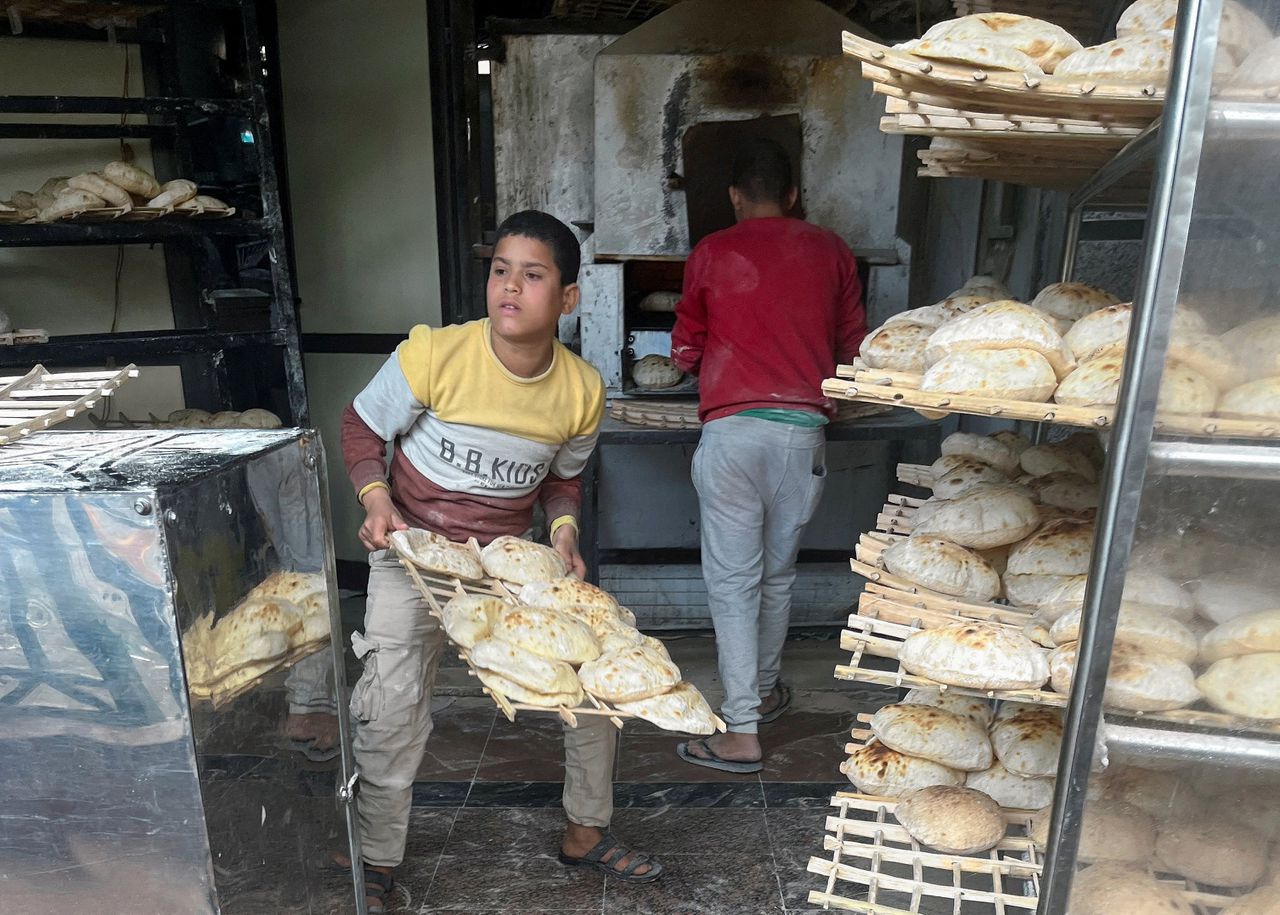 Een bakkerij in een voorstad van Caïro. In Egypte heeft 80 procent van de bevolking toegang tot flink gesubsidieerd brood. Nu de graanimport door de oorlog in Oekraïne veel duurder dreigt te worden, staat dat systeem onder grote druk.