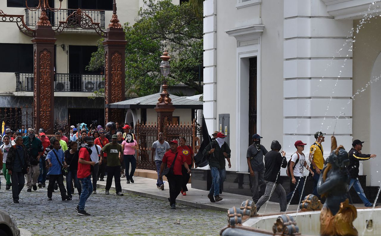Aanhangers regering Venezuela bestormen parlement 