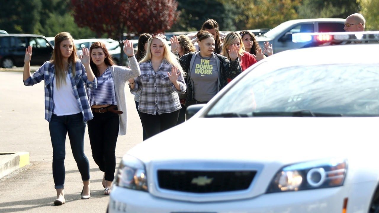 Studenten en medewerkers worden geëvacueerd uit Umpqua Community College in Roseburg, Oregon. Foto Michael Sullivan / AFP