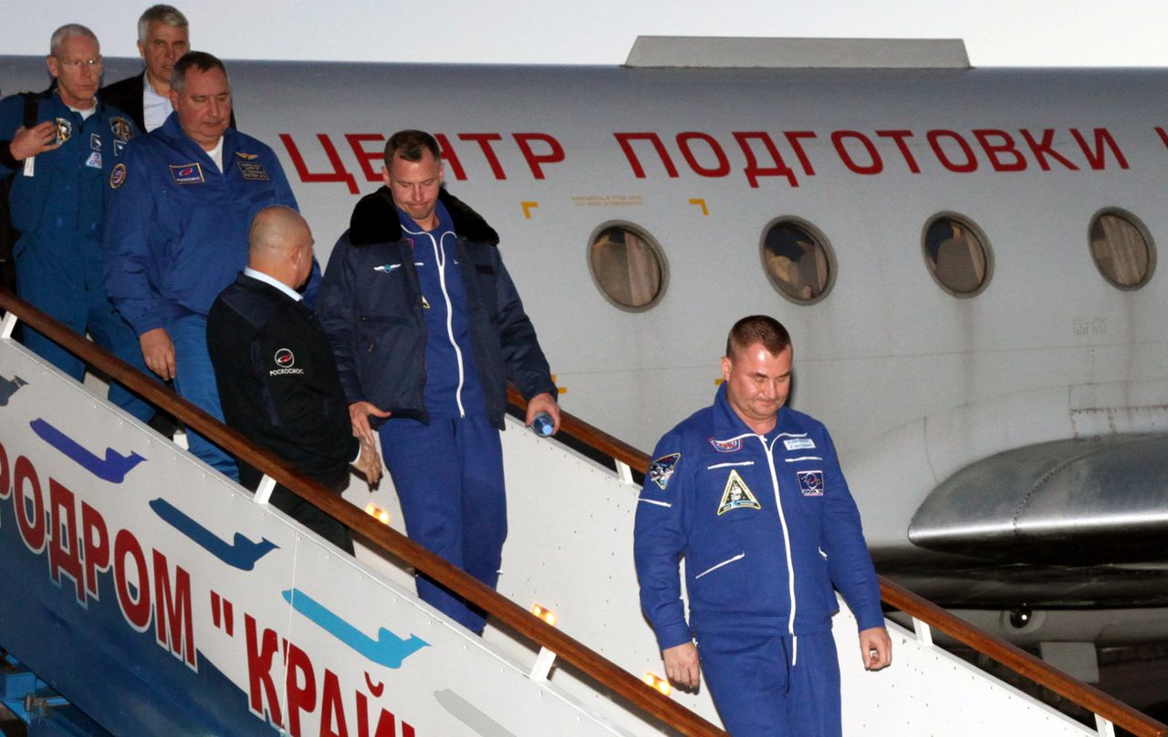 De Russische kosmonaut Aleksej Ovtsjinin en de Amerikaanse astronaut Nick Hague komen aan op de luchthaven na hun afgebroken raketmissie.