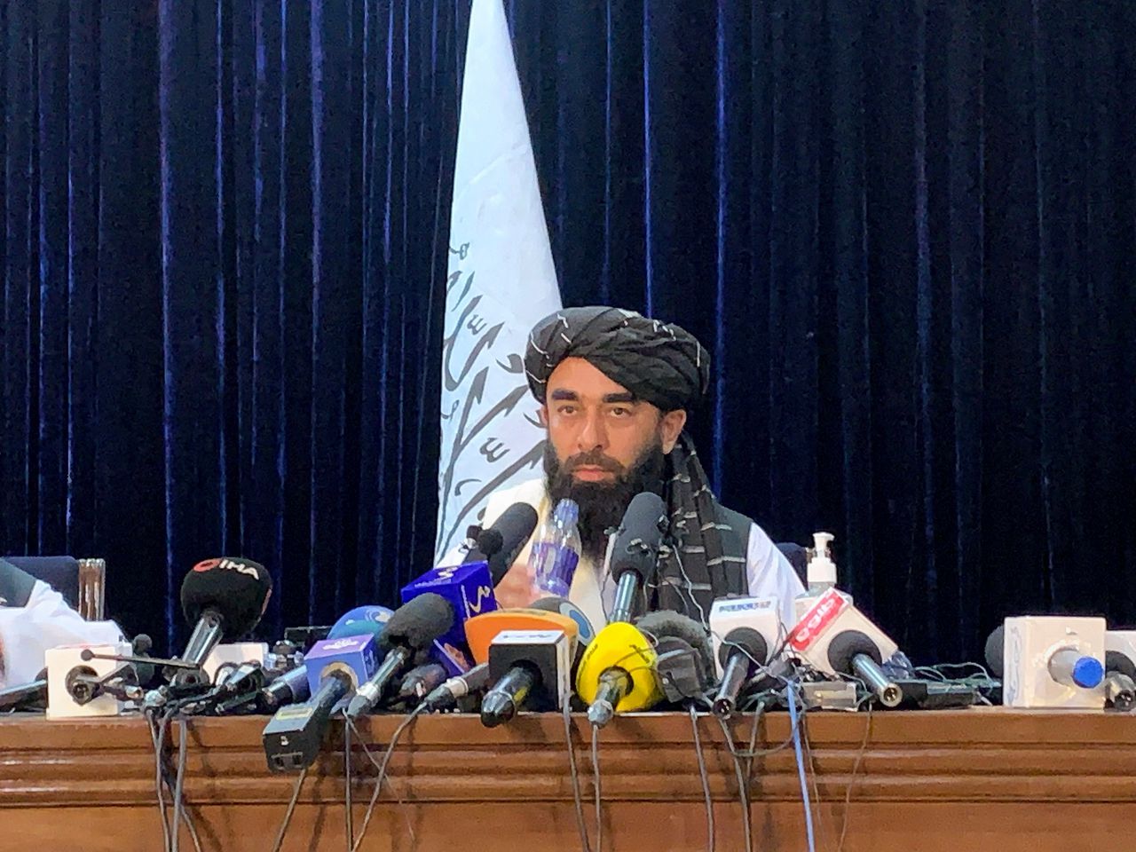 Een woordvoerder van de Taliban tijdens de eerste persconferentie van de groep sinds zij de macht weer in handen hebben in Afghanistan.