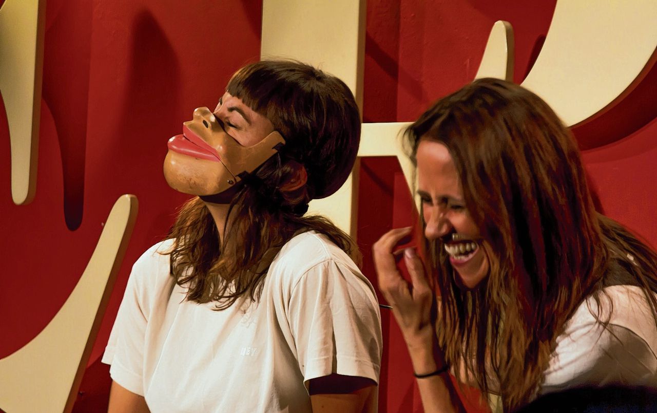 Nina Conti (rechts) met een toeschouwer die ze verandert in een levende buikspreekpop, in Comedytrain International Summer. Foto PJGDesign.nl