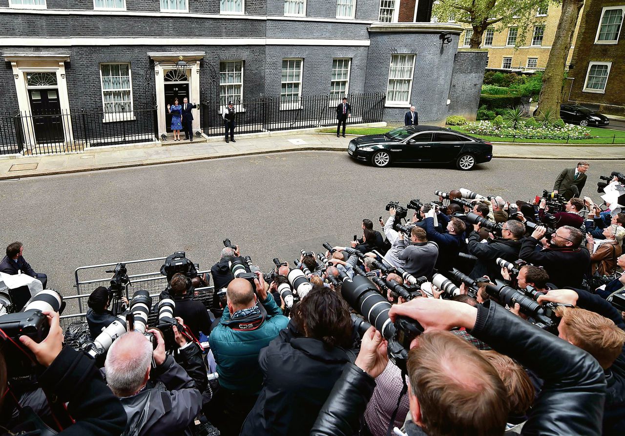 Een dag na zijn herverkiezing arriveert David Cameron met vrouw Samantha, voor de ogen van de wereldpers, bij zijn ambtswoning 10 Downing Street in Londen.