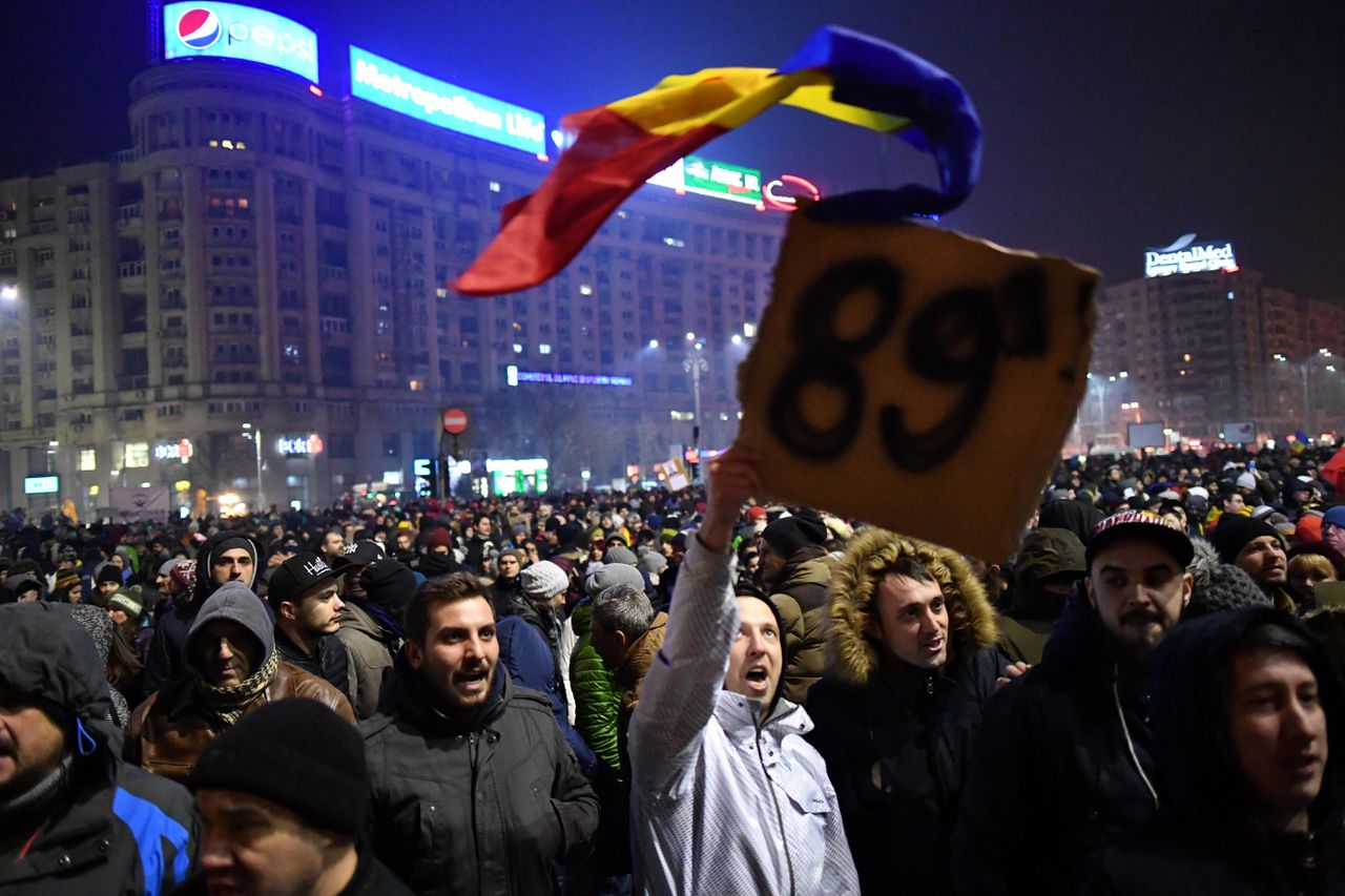 Een man houdt bij een demonstratie in Boekarest een bord met daarop ''89'omhoog, het jaar van de Roemeense revolutie waarbij dictator Nicolae Ceausescu werd afgezet.