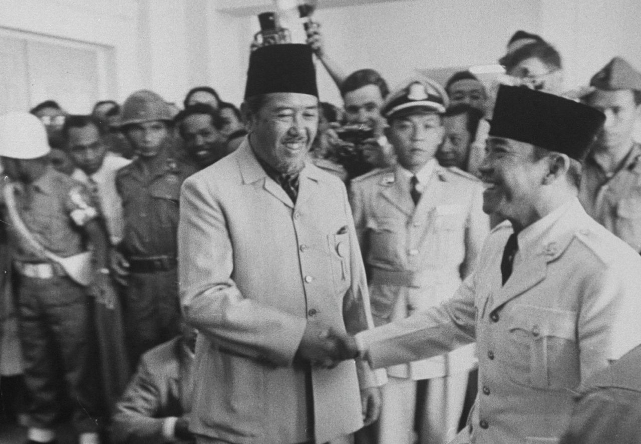 Minister-president Ali Sastroamidjojo groet president Soekarno, als voorzitter van de Bandungconferentie.