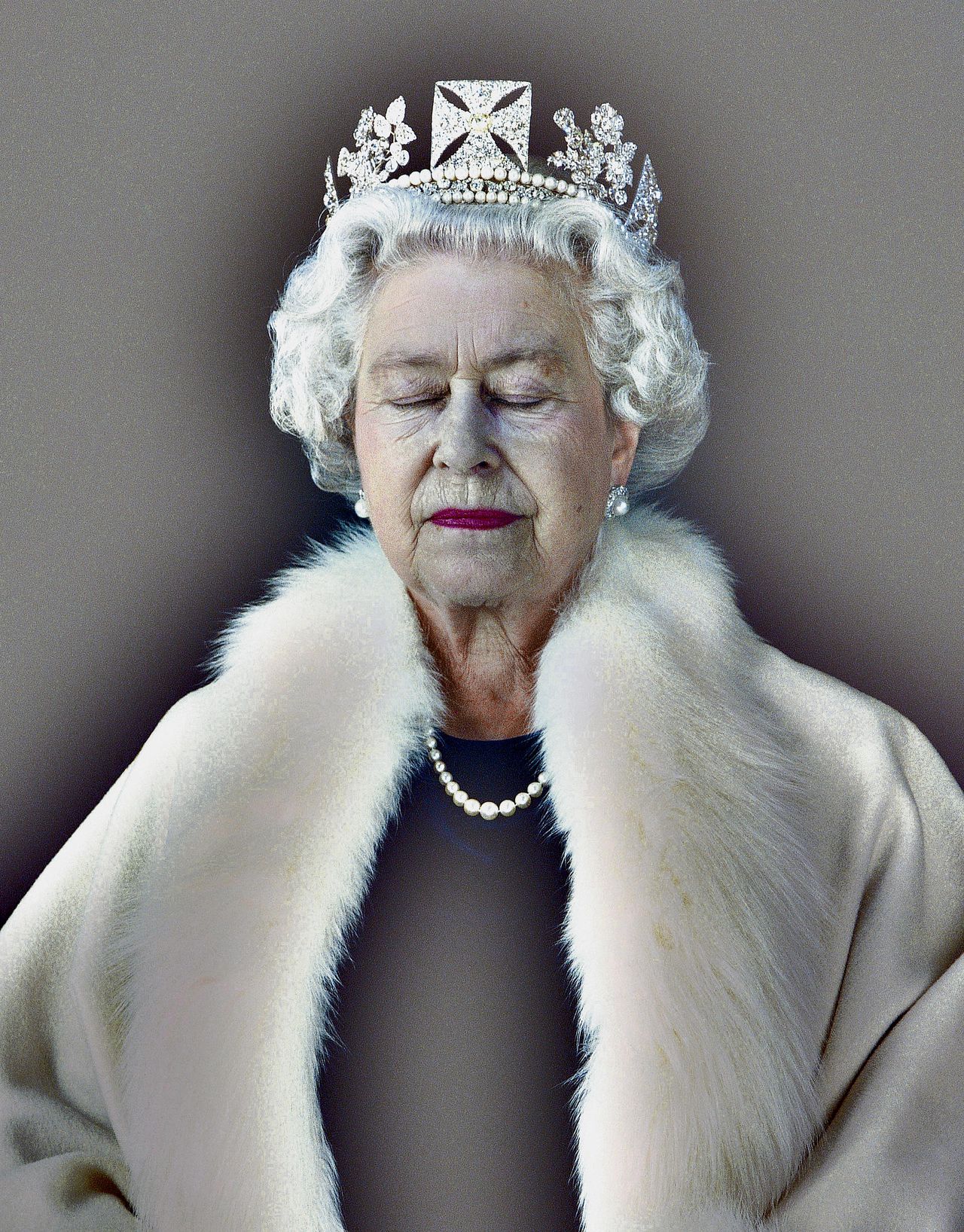 In 2004 mocht Chris Levine koningin Elizabeth portretteren. „Ik dacht dat er heel veel lagen bureaucratie zouden zijn om haar te zeggen wat ze moest doen”, vertelde de kunstenaar inThe Guardian. „Maar als ze ergens aan wil meewerken, belandt het meteen op haar bureau. Ze heeft de touwtjes in handen, geen twijfel mogelijk.”