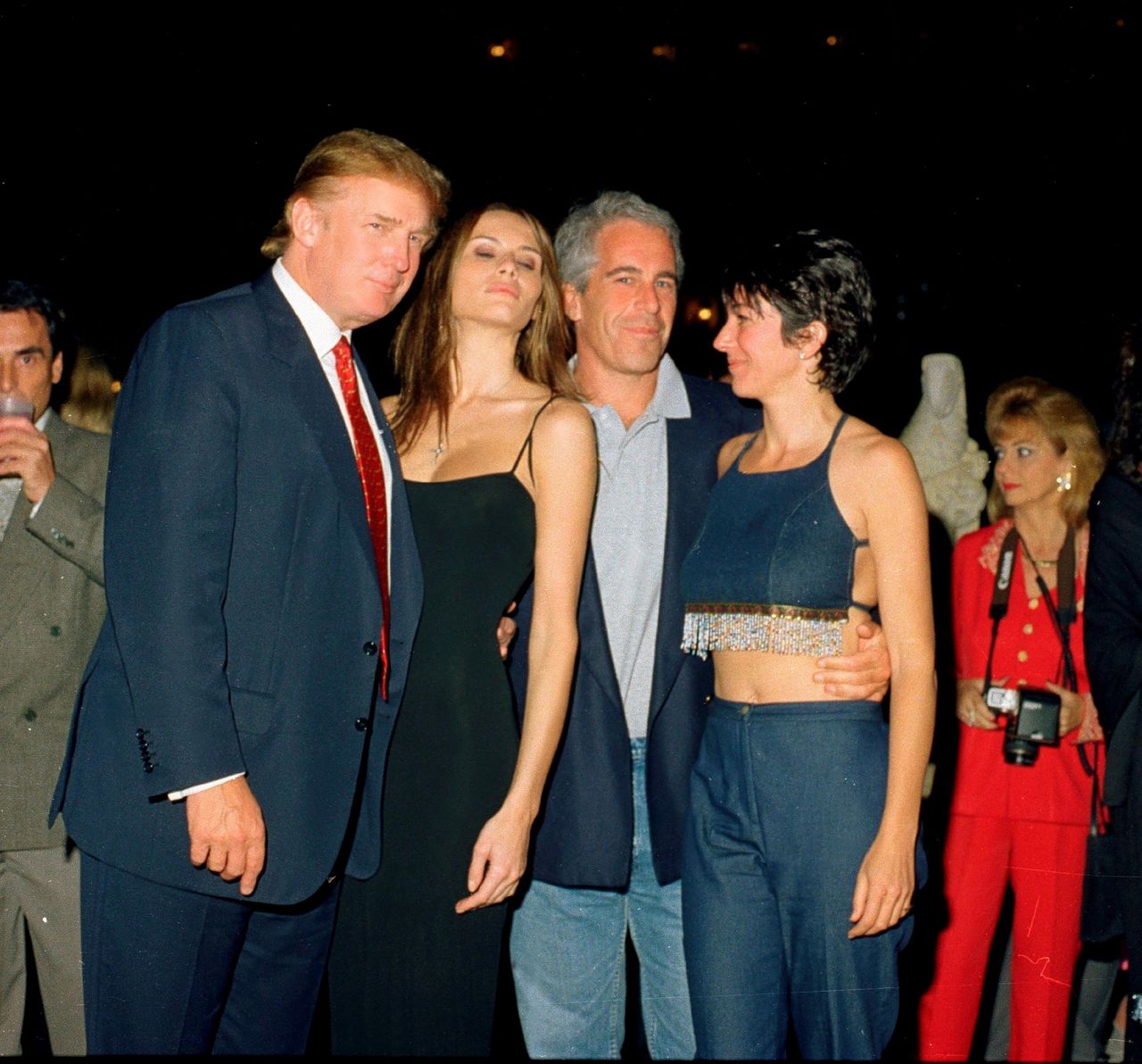 Een verjaarsbrief van Woody Allen, een gezellig kiekje met Bill Clinton –  een blik in het huis van Jeffrey Epstein - NRC
