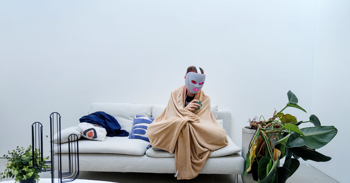 Swipen, swipen, wel kopen – en weer swipen. Direct naast de content van deze Amsterdamse ‘livestreamfabriek’ staat de koopknop