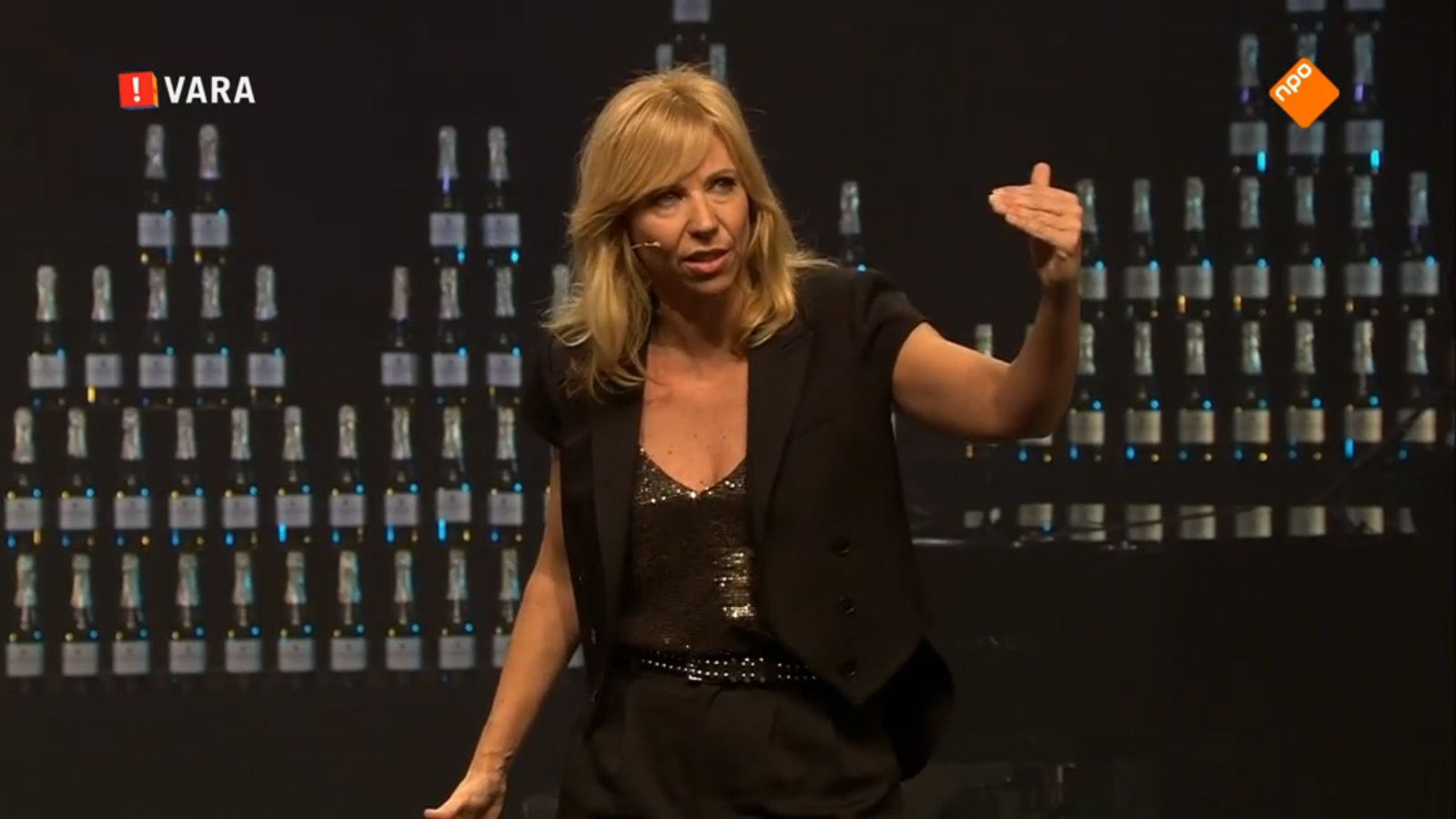 Tvrecensie Claudia de Breij verbindt met Oudejaarsconference NRC