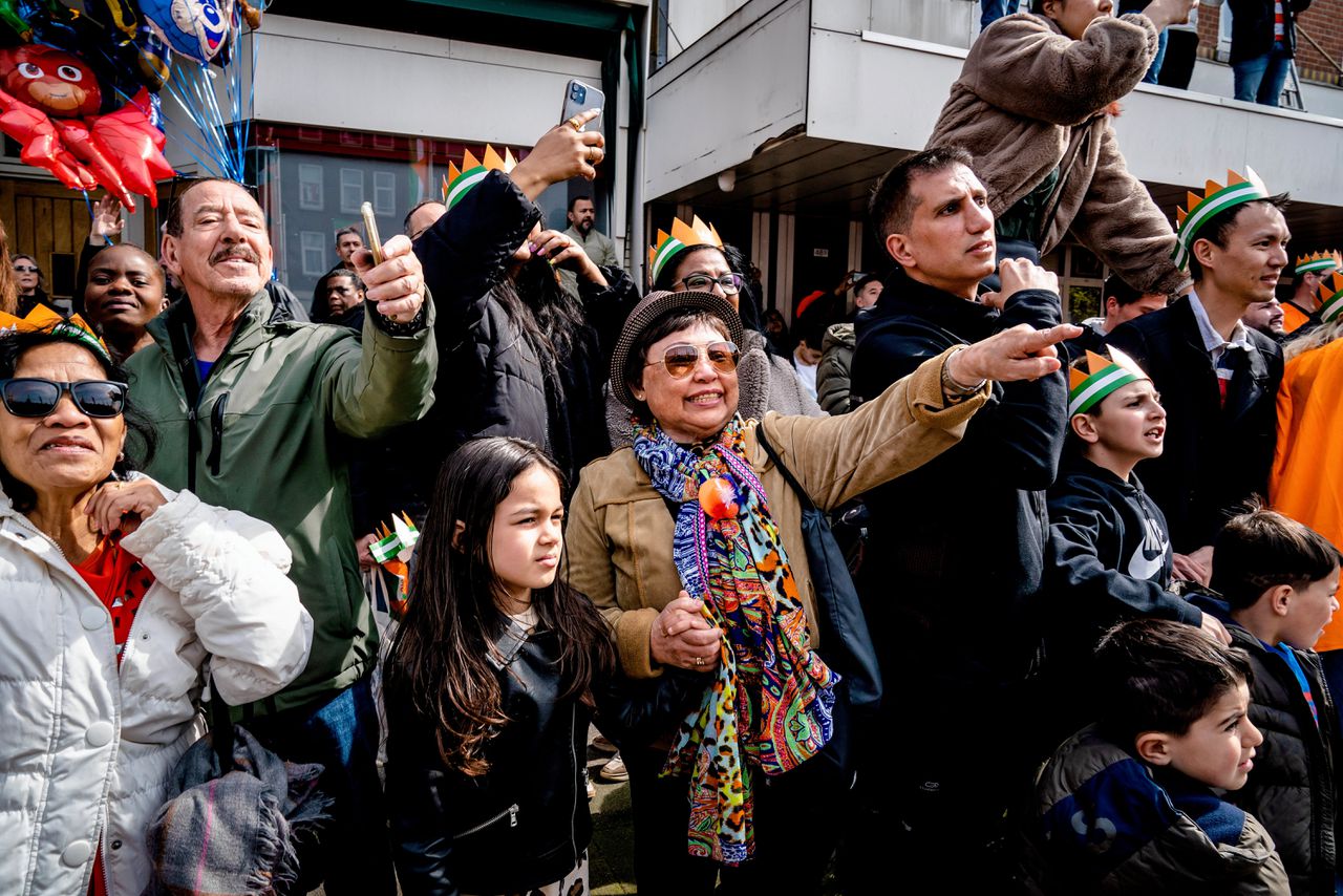 De koning wenst de republikeinse demonstranten een ‘mooie dag’ toe in Oranje Rotterdam 