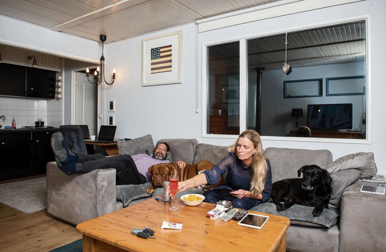 Cees: „Van maart tot oktober wonen we zoveel mogelijk in ons huisje op een eiland in de Bergse Plas in Rotterdam. Het is er fantastisch. Totale rust midden in de stad.” Chantal: „Mijn ouders wonen er ook. Zij zorgen dat de honden op tijd eten krijgen.”