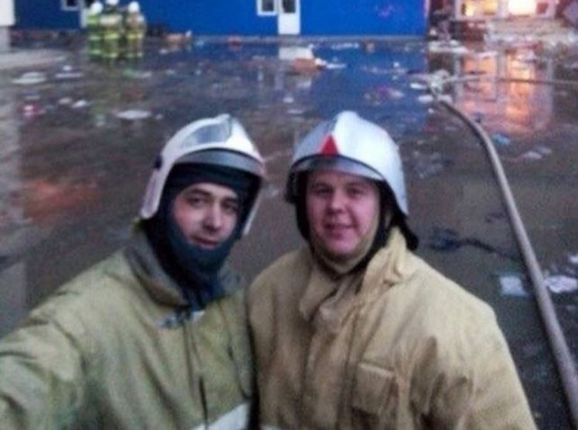 Brandweermannen in Rusland die bij een brand een selfie namen en hiervoor werden ontslagen omdat het smakeloos werd bevonden.
