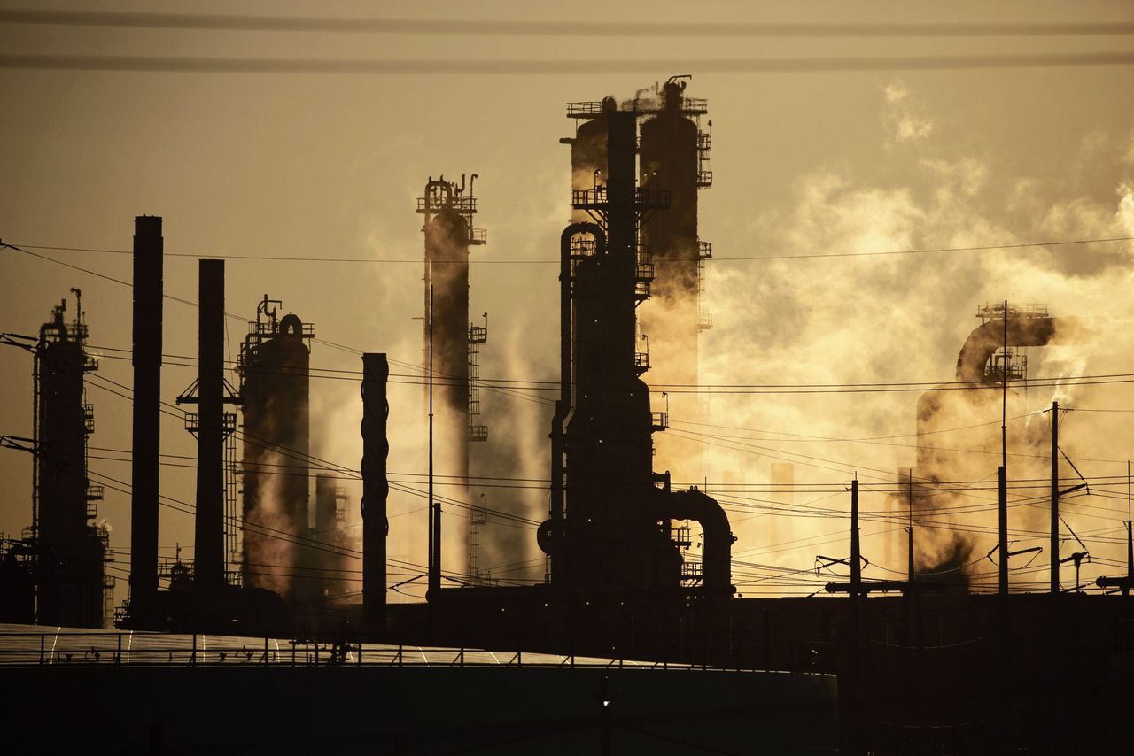 Luchtvervuiling bij een Shell-raffinaderij in Norco, Louisiana. Volgens klimaatjurist Tim Bleeker heeft het vonnis in Den Haag impact op de gehele energiesector.
