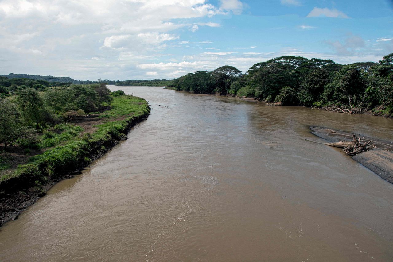 De Tarcoles, ongeveer 100 kilometer ten zuidwesten van de Costa Ricaanse hoofdstad San José, is de zwaarst vervuilde rivier van Centraal-Amerika.