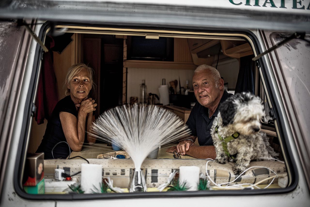 Ans en Willem Verloop samen met hun hondje Balou op camping Giralda in Isla Cristina.