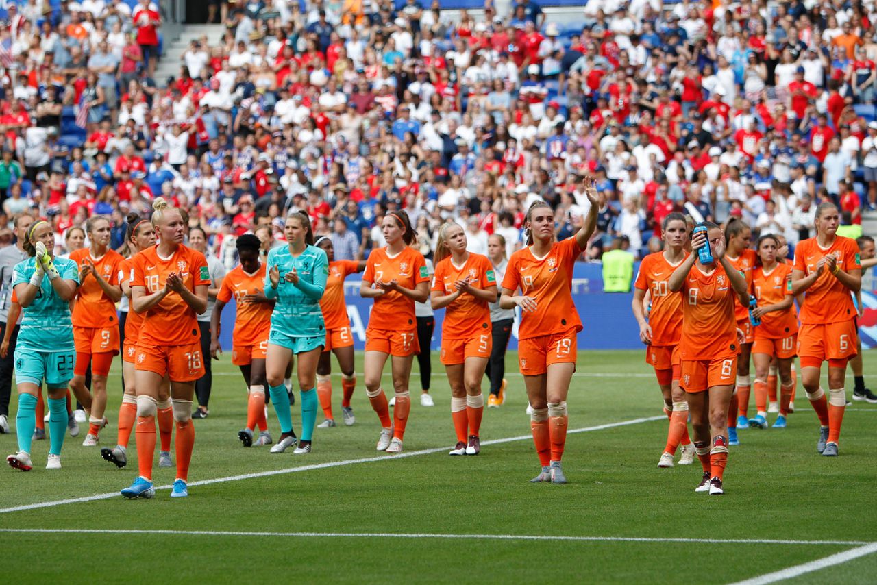 De Nederlandse vrouwen danken het publiek na de verloren WK-finale tegen de Verenigde Staten.