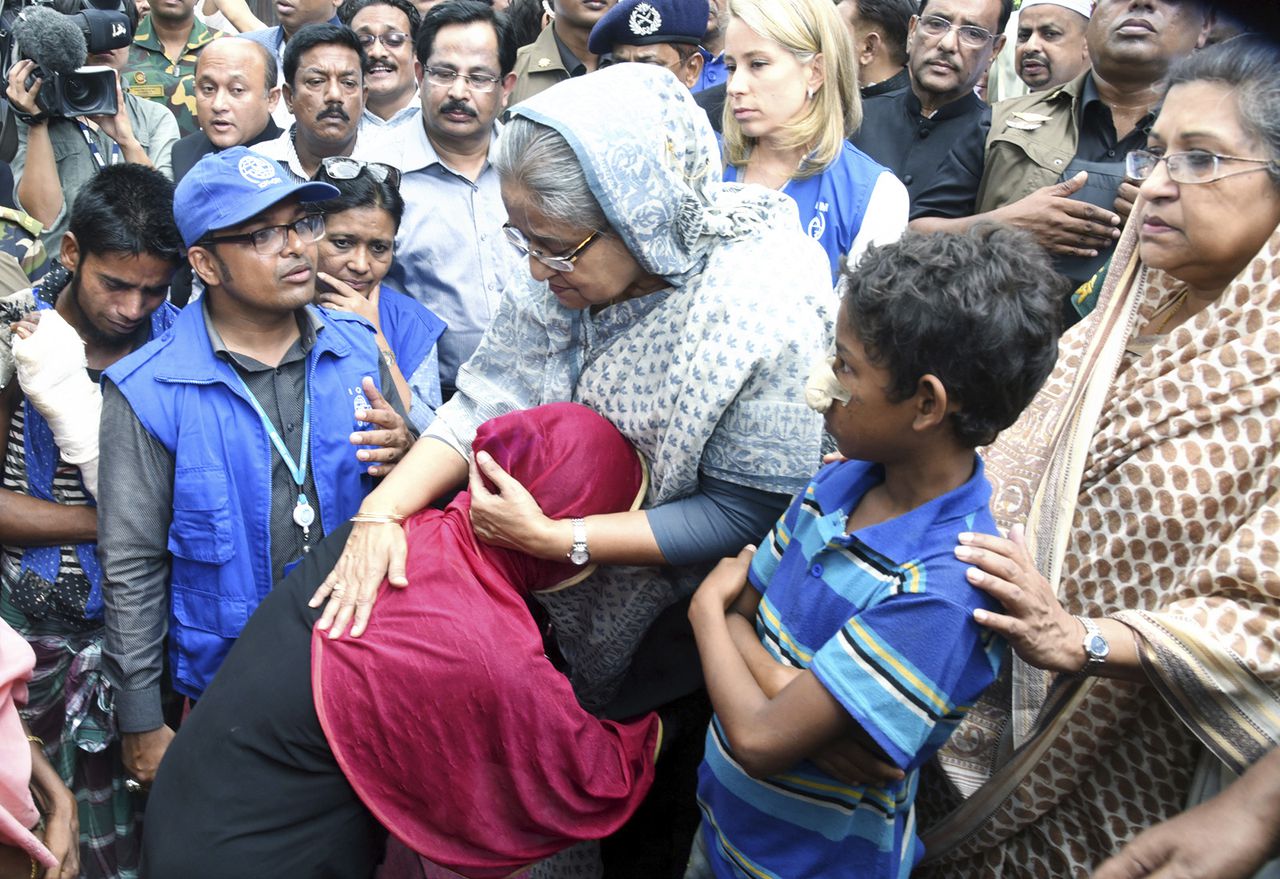 De Bengalese minister-president Sheikh Hasina ontmoet gevluchte Rohingya aan de grens met Birma.