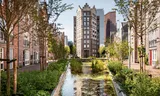 Het Hillebrant Jacobsplein in Den Haag. Waar het in grote delen van de Haagse binnenstad veelal zeer warm is, is het hier al een paar graden koeler.