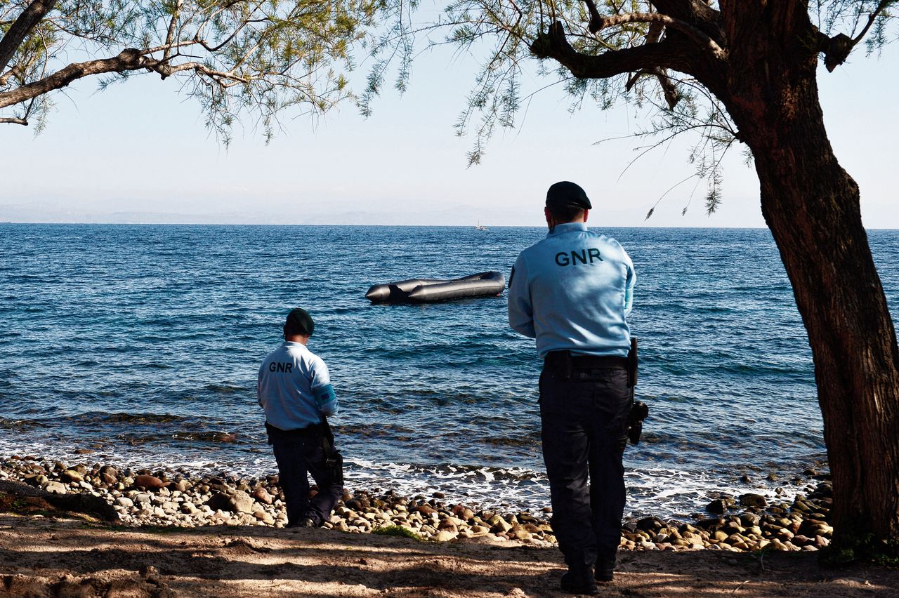 Portugese agenten werkzaam voor de EU kijken in 2017 naar een rubberboot op het Griekse eiland Lesbos.