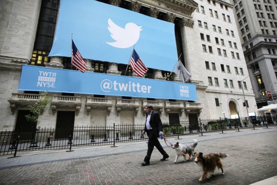 Twitterbanners op de muren van de New York Stock Exchange bij de beursgang van Twitter eind vorig jaar.
