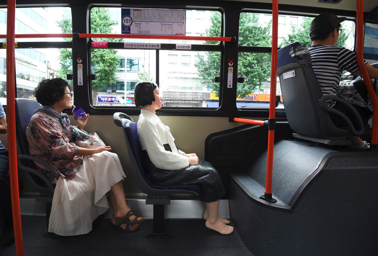 In Zuid-Korea rijden ‘troostmeisjes’ mee in bussen 