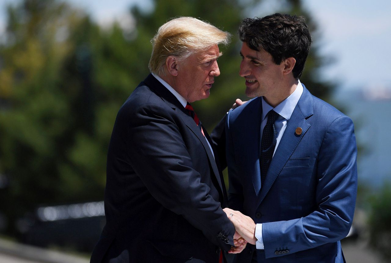Trump en de Canadese premier Justin Trudeau schudden elkaar de hand tijdens de G7-top in Canada begin juni.