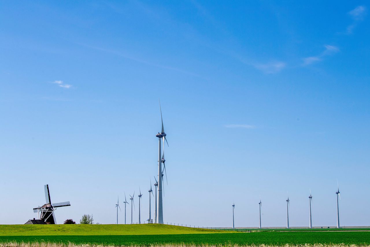 Windmolens in de Eemshaven. Is beleggen in een energiefonds duurzaam als het in wind én fossiel investeert?