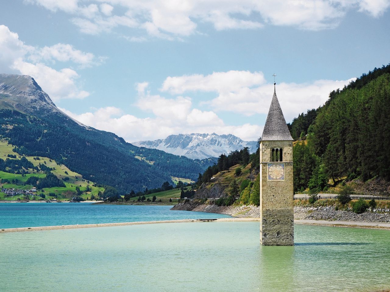De oude klokkentoren van het Italiaanse dorp Curon rijst op uit het meer van Resia