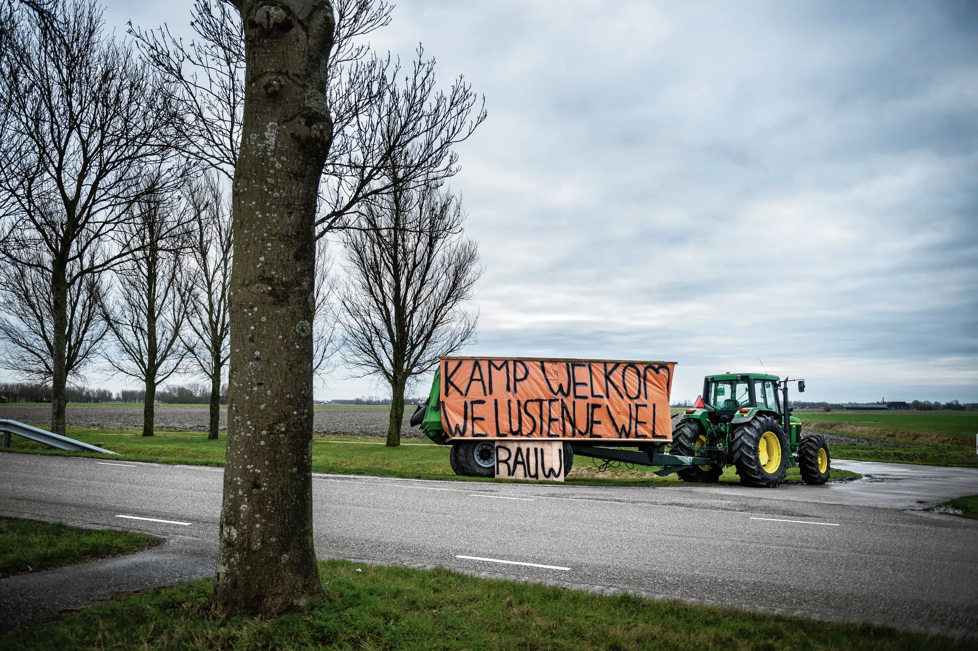 Foto van tractor met protest