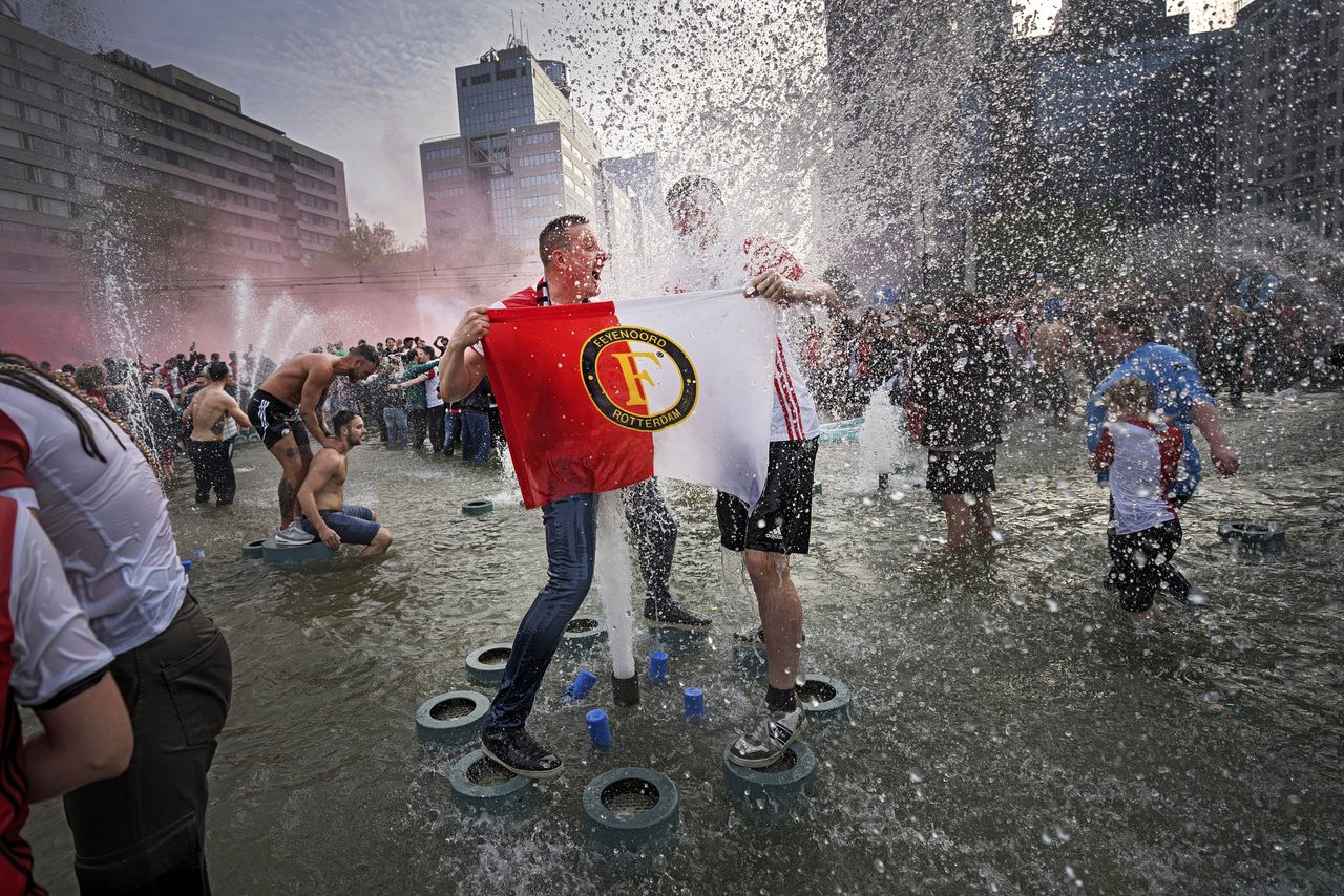 Tienduizenden extatische Feyenoordfans vieren in Rotterdam de zestiende landstitel 
