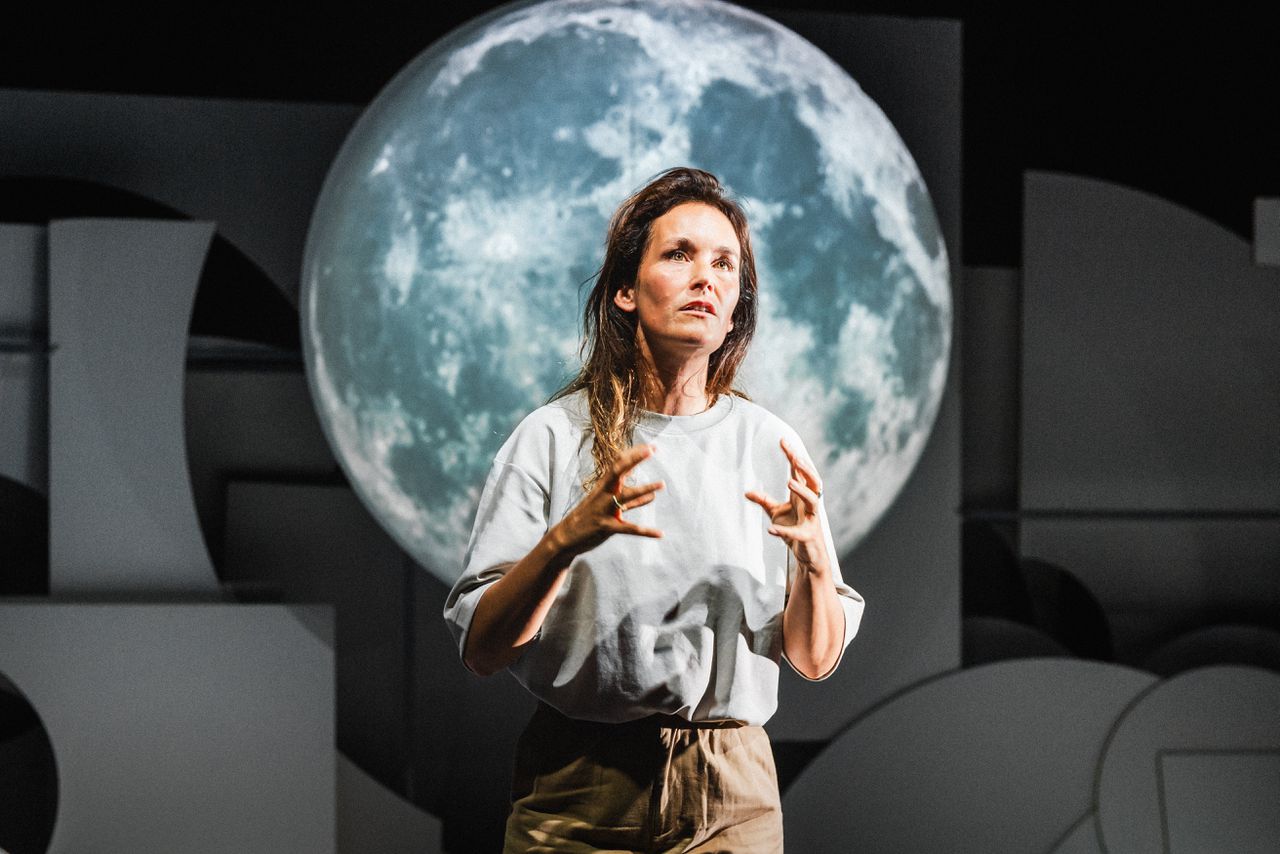 Marjolijn van Heemstra’s theatercollege over de maan voegt weinig toe aan eerder essay 