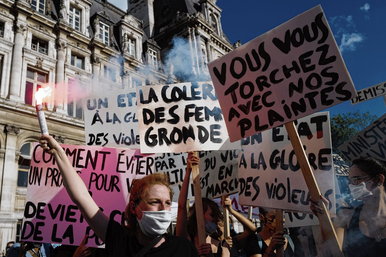 Duizenden vrouwen gingen begin deze maand de straat op in Parijs om te betogen tegen de benoeming van Darmanin als minister van Binnenlandse Zaken.