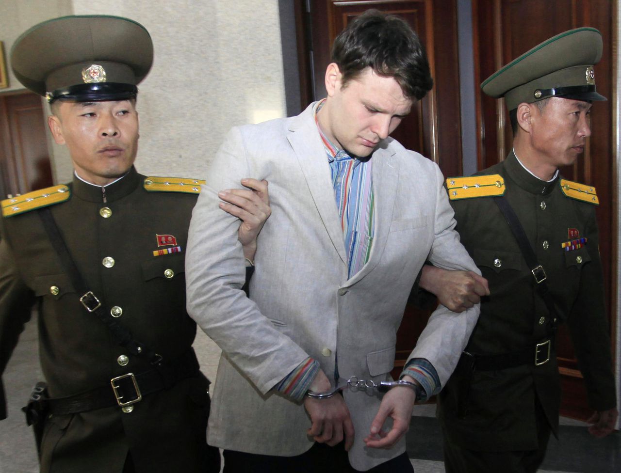 Otto Warmbier wordt door twee Noord-Koreaanse militairen weggeleid bij het Hooggerechtshof van het communistische land.