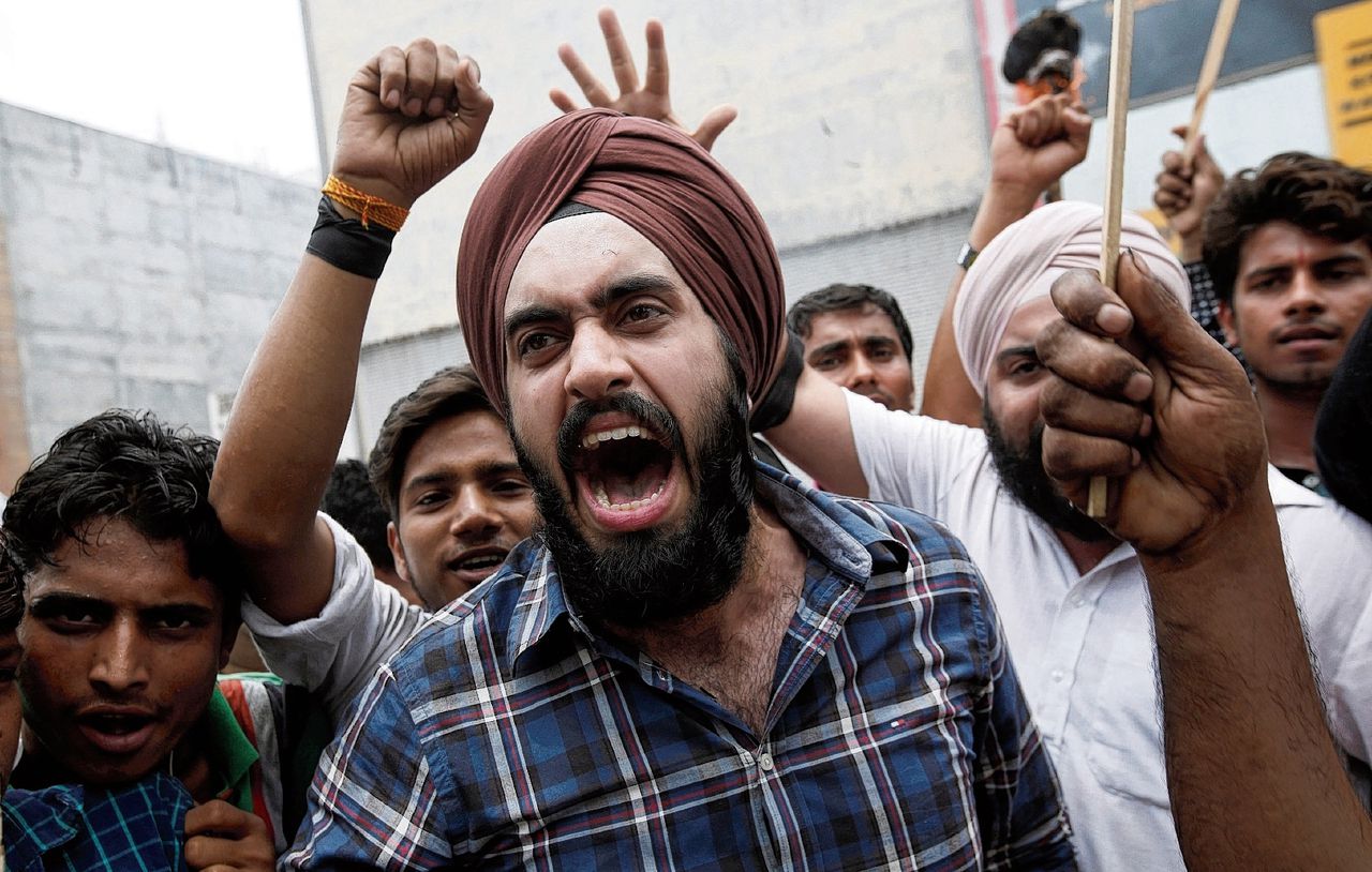 Meubelverkopers demonstreren in New Delhi tegen de invoering van een landelijk btw-tarief, dat in hun geval een verhoging van de btw op meubels betekent.