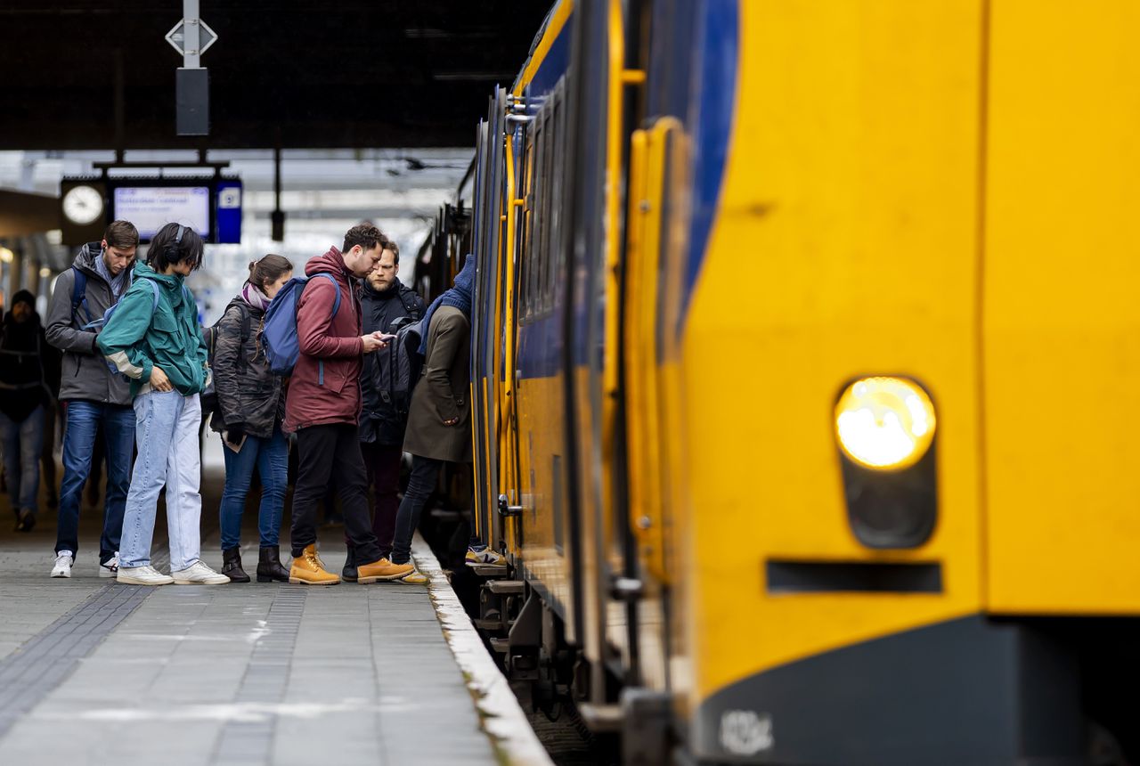 Een systeemstoring bij de NS legde dinsdag grote delen van het treinverkeer stil. Iets na twaalven werd het probleem verholpen.